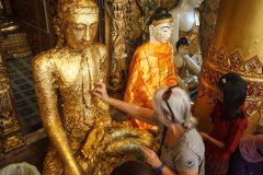 18-Pasting gold leave on the Buddha